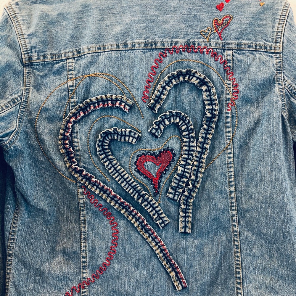 💕This jeans jacket is beautiful💕